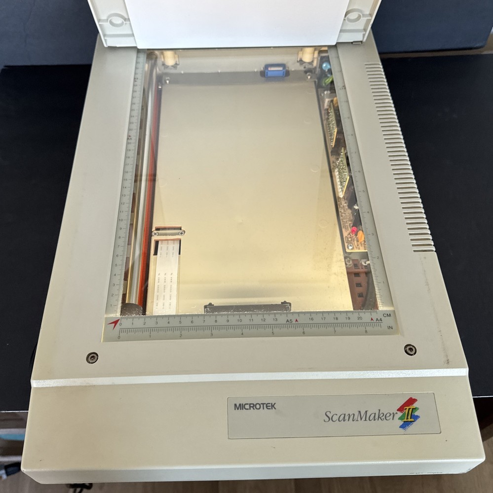 Microtek Scanner Flatbed MRS-600Z With SCSI Interface And Power Cord Powers On