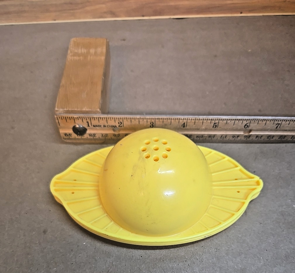 Handheld Lemon/Lime Squeezer/Juicer Press; Yellow Plastic; 6"x4"