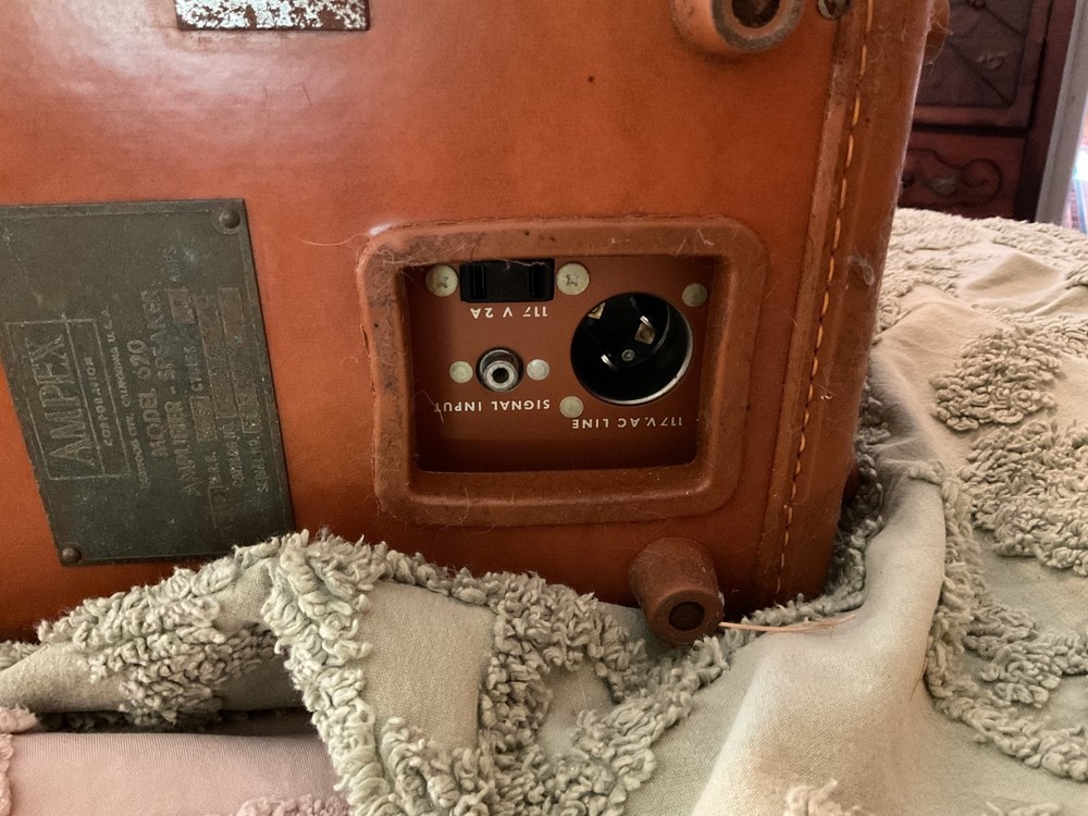 Vtg AMPEX 620 Amplifier Speaker in Case powers up not fully tested