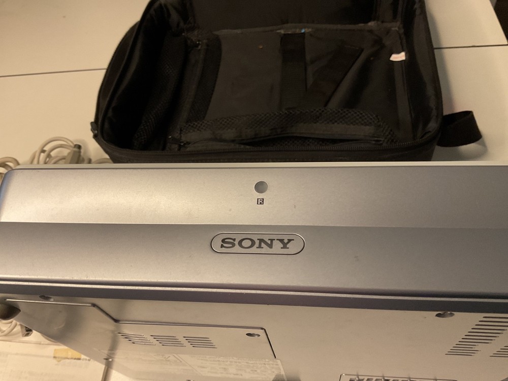 Sony VPL-CS6 DATA PROJECTOR w/Remote Control Power & VGA Cable and carry case