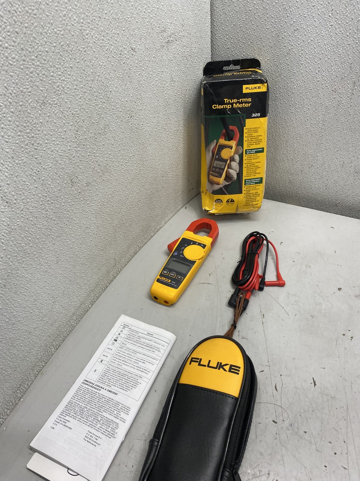 Fluke 325 True RMS Clamp Meter AC/DC Yellow 5065866