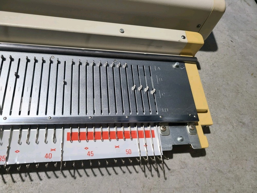 VINTAGE STUDIO CHUNKY KNITTER MODEL 150 KNITTING MACHINE