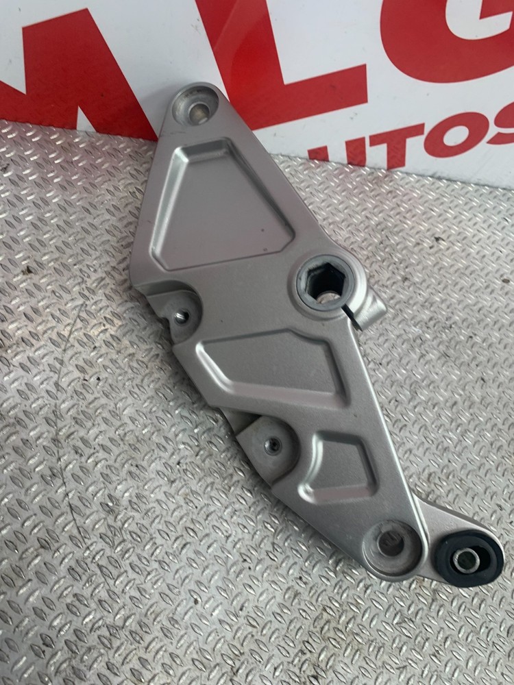 2018 HONDA CB1000R RH SIDE BRACKET SILVER SUPPORT BRACKET RH SIDE REF A017