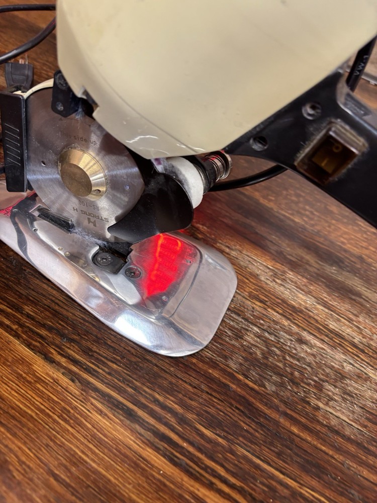 ELECTRIC RC-100 FABRIC CLOTH CUTTING MACHINE