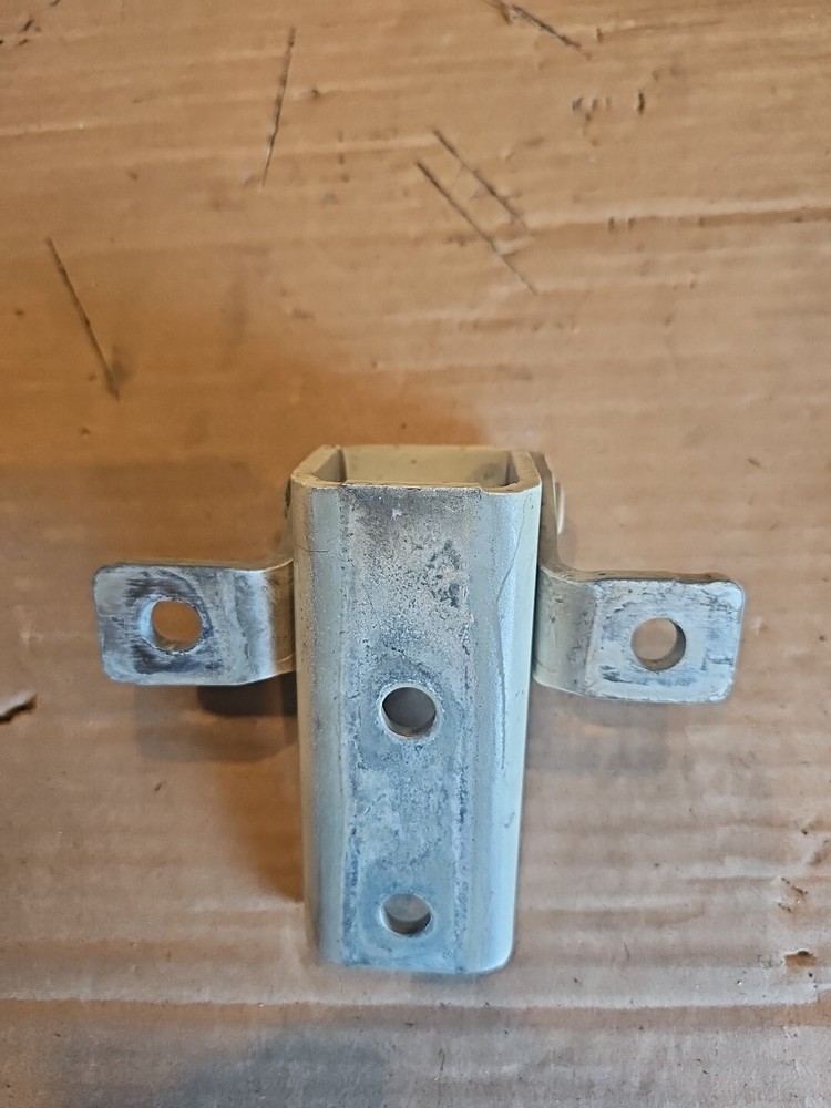 INTERNATIONAL LT 2021 DOOR HINGE