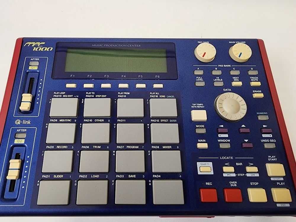 AKAI MPC1000 Sampling Machine Sampler Stereo 32 voices 64-track sequence