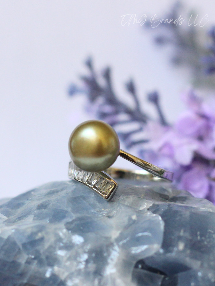 Pistachio Green Pearl V Ring