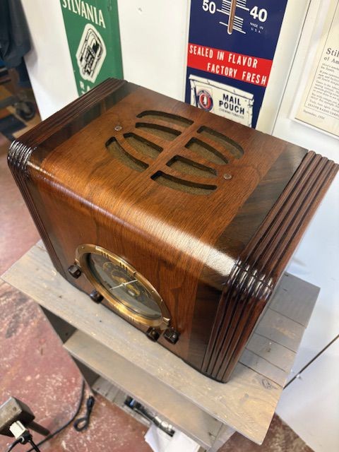 Aetna 653 Cube Table Radio