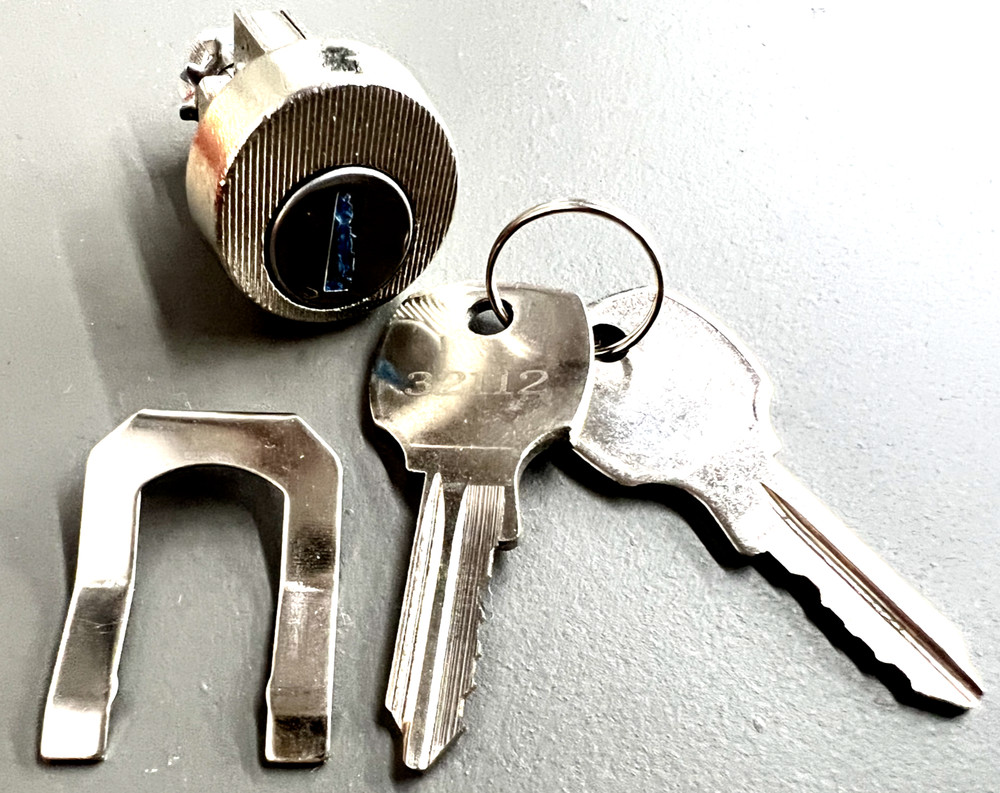 C9100 Mailbox Lock & 2 Keys NEW SEALED PACK .