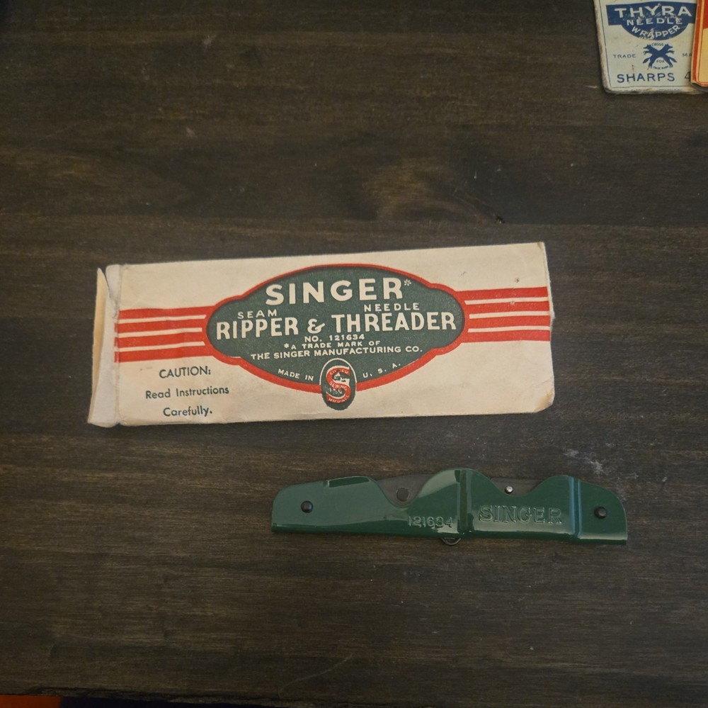 1935 Singer Simanco Sewing Machine Needle Threader Knife Tool No 121634 GREAT CO