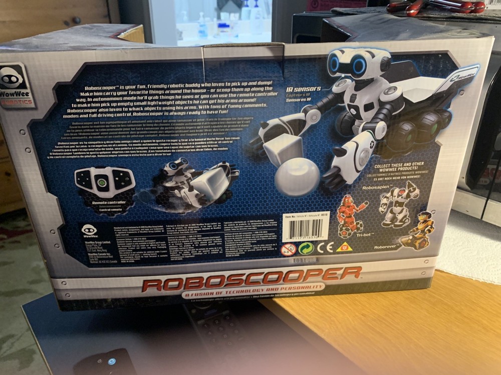 2008 NEW SEALED ROBOSCOOPER Wowwee Robotics w/remote control