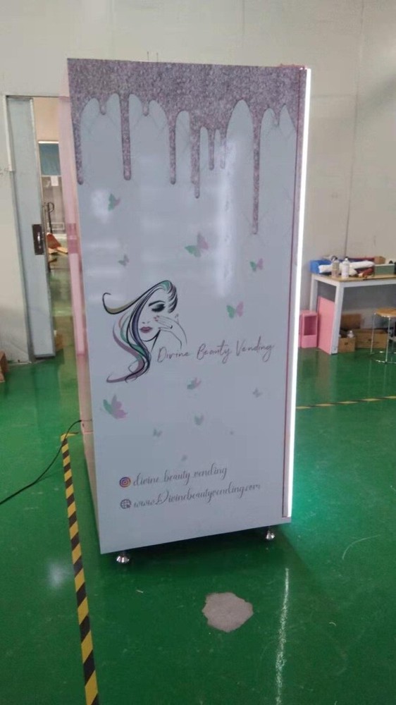 Touch screen vending machine with card reader