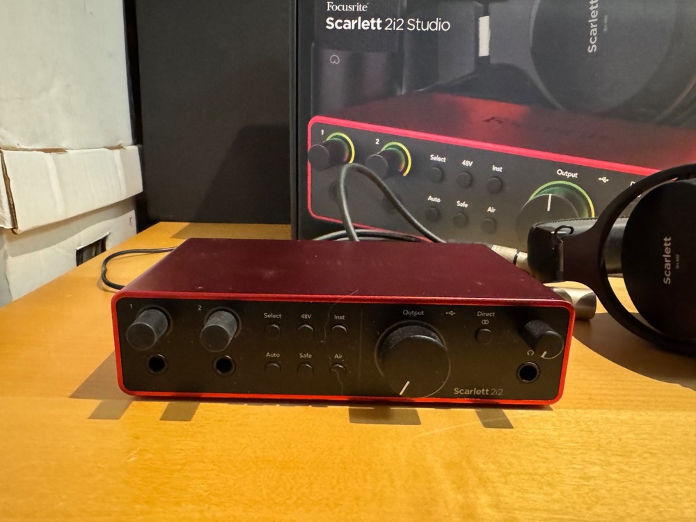 Focusrite Scarlett 2i2 Studio 4th Generation DAW + Microphone + Headphones