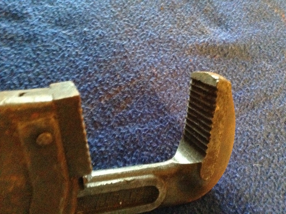 Rigid heavy duty pipe wrench