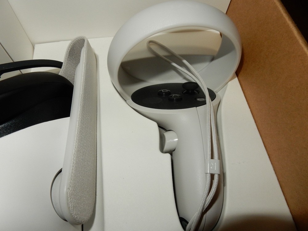 Meta Quest 2 Virtual Reality Headset 128GB Complete in Box w/ Controllers