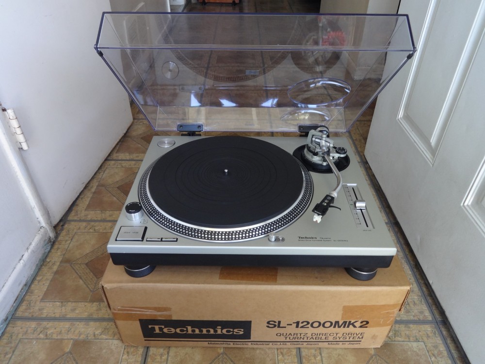 TECHNICS SL-1200MK2 PROFESSIONAL DIRECT DRIVE TURNTABLE