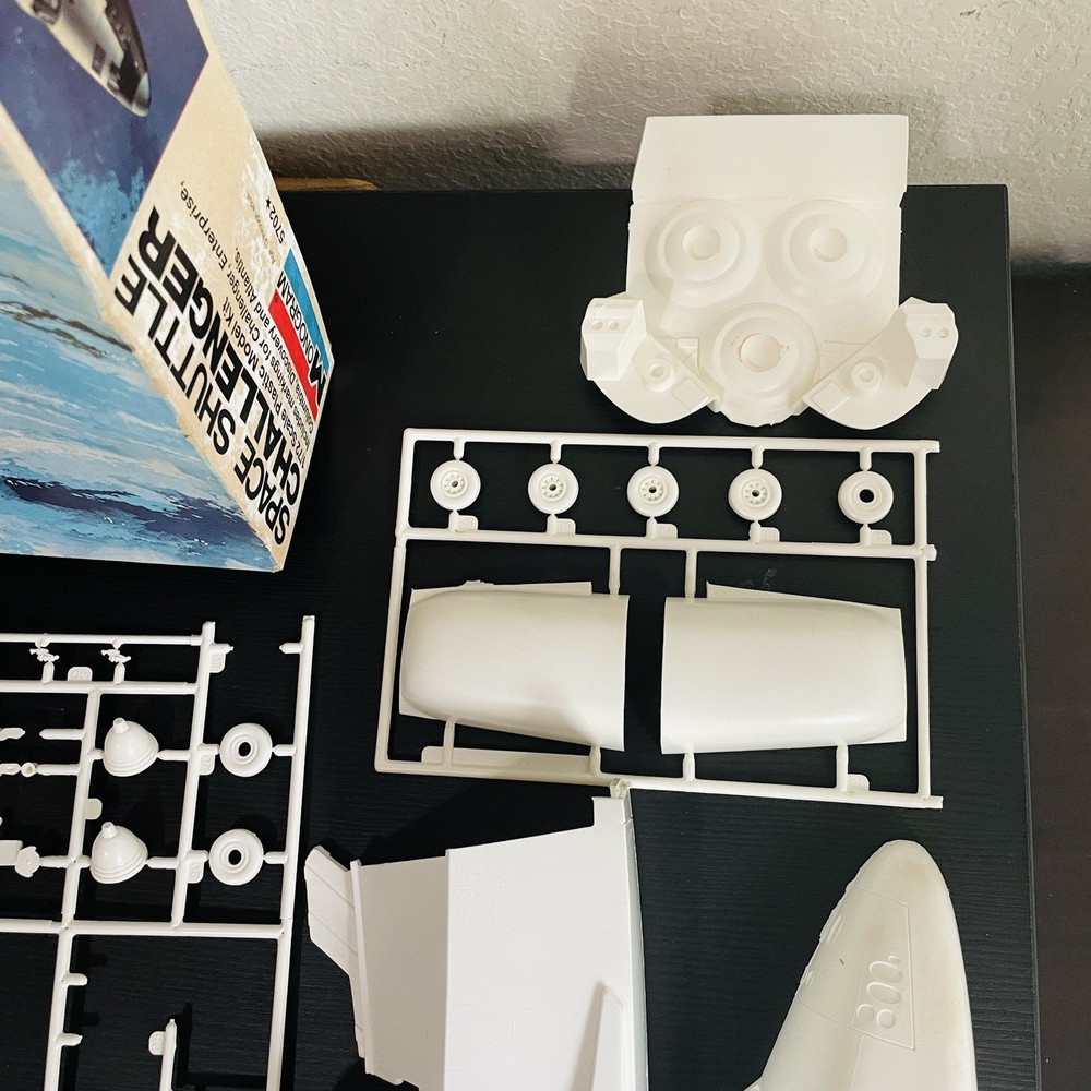 Monogram Space Shuttle Challenger 1/72 Model Kit #5702 One Piece Missing