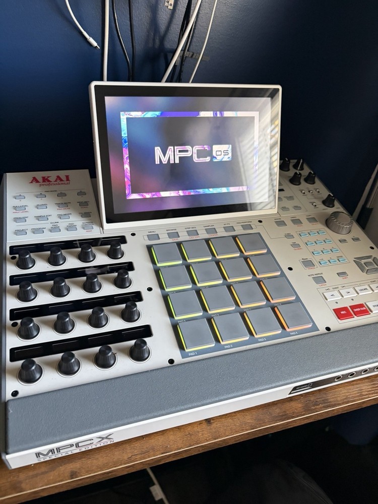 AKAI MPC X SE Professional Standalone Sampler & Sequencer Special edition