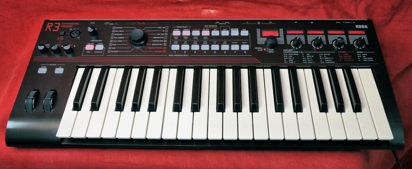 KORG R3 Keyboard Analog Modeling Synthesizer and Vocoder  Very Nice