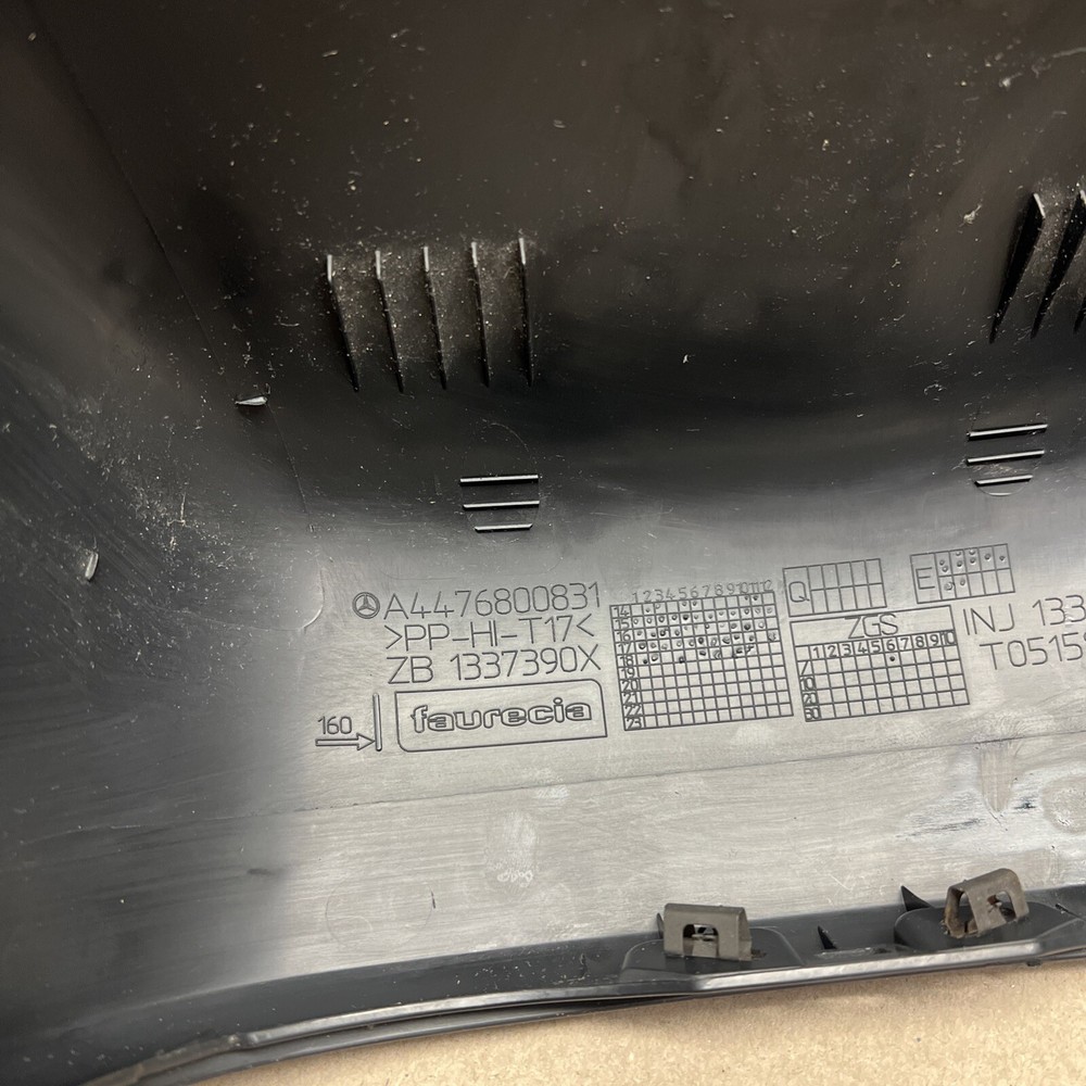 MB Metris front cup holder housing