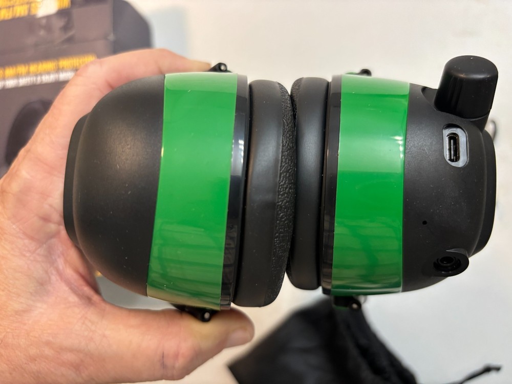 Rechargeable Wireless AM/FM Hearing Protector - SNR30 DB - Black