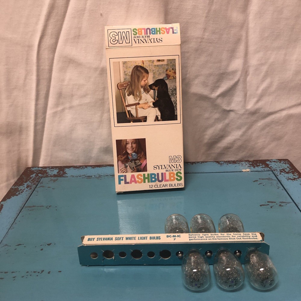 M3 Sylvania Blue Dot Flashbulbs Container Containing 6 Bulbs