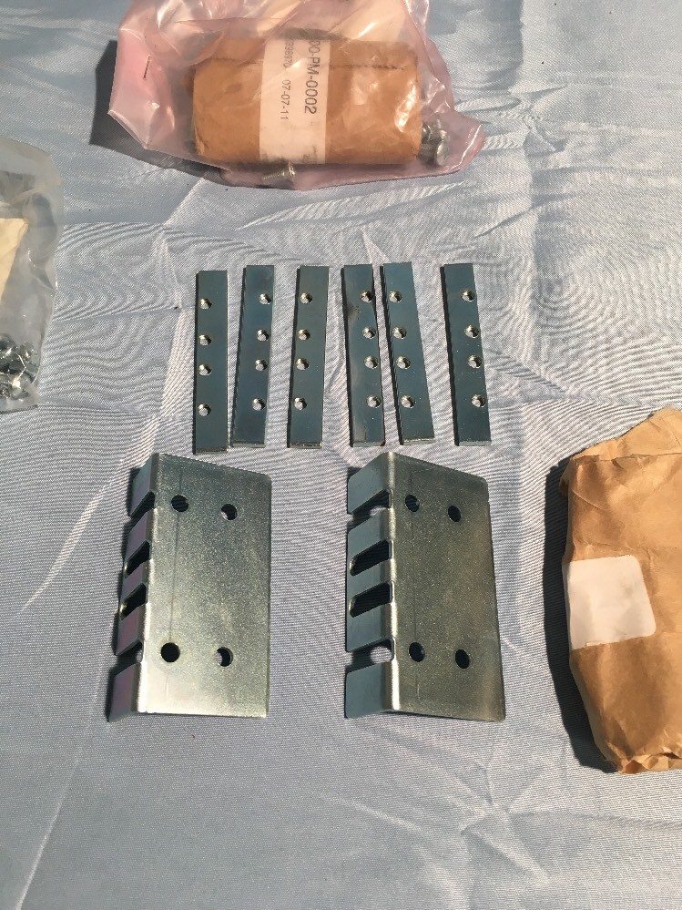 2 Chenbro CA8600-PM-0002 Rack Mounting Bracket w/-0008 Hardware kits