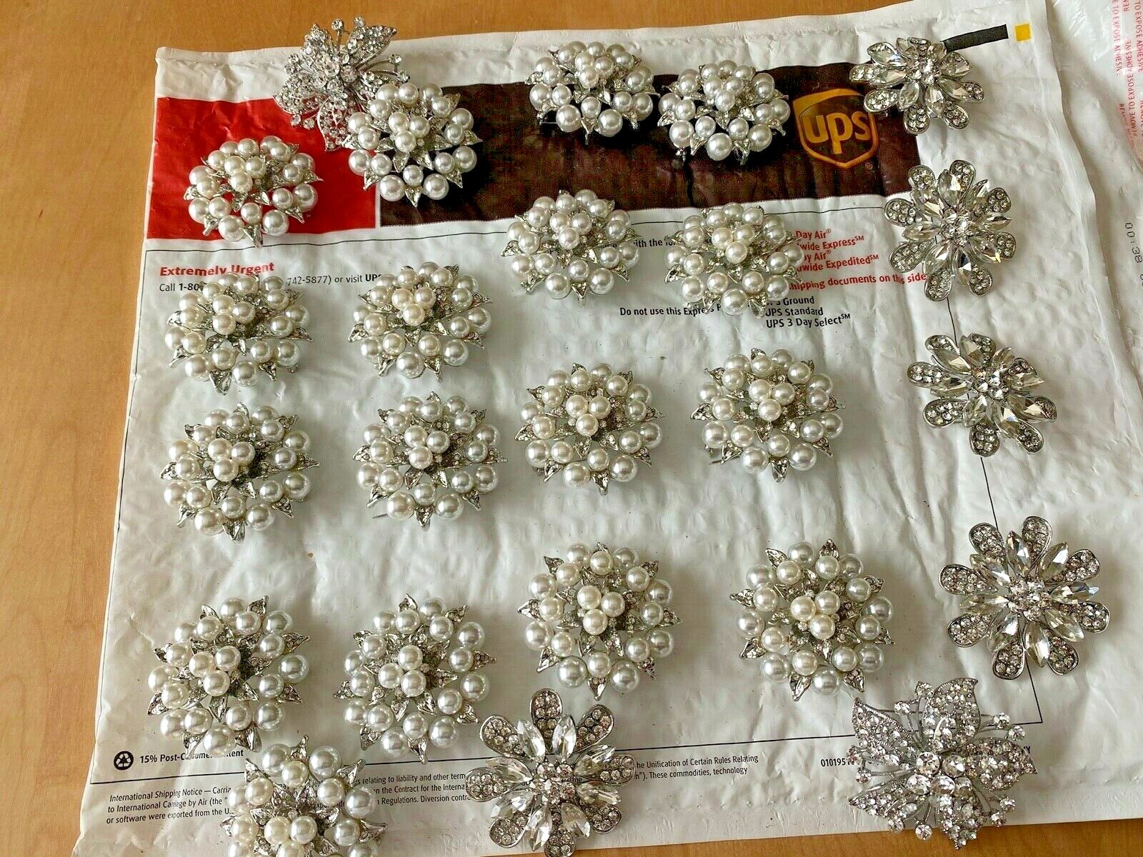 WEDDING STUNNING WHITE FABRIC DRAPING FOR AISLE/CHAIRS + 24 RHINESTONE BROACHES