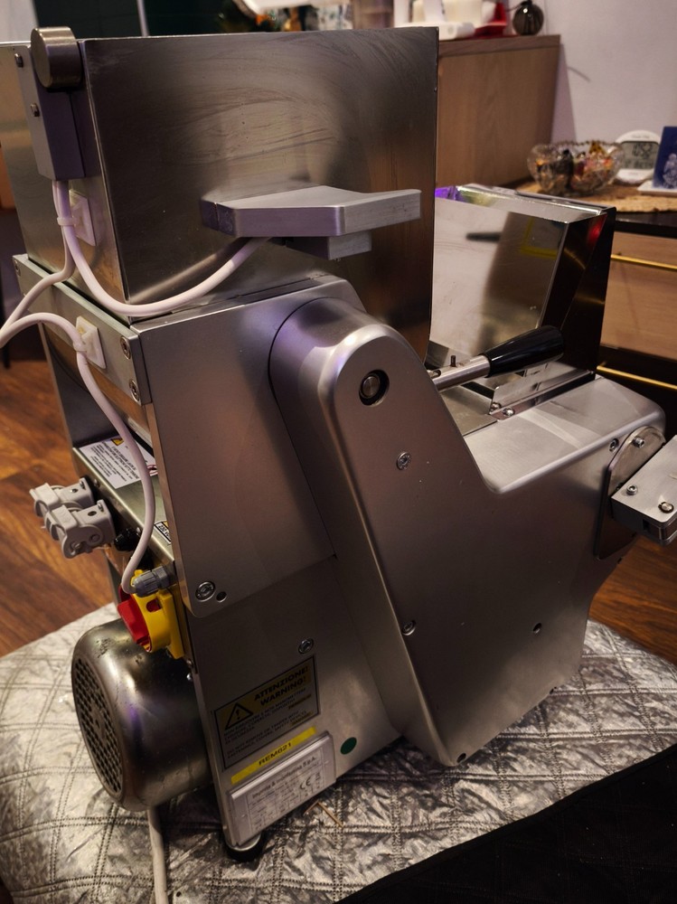Pasta sheeter machine