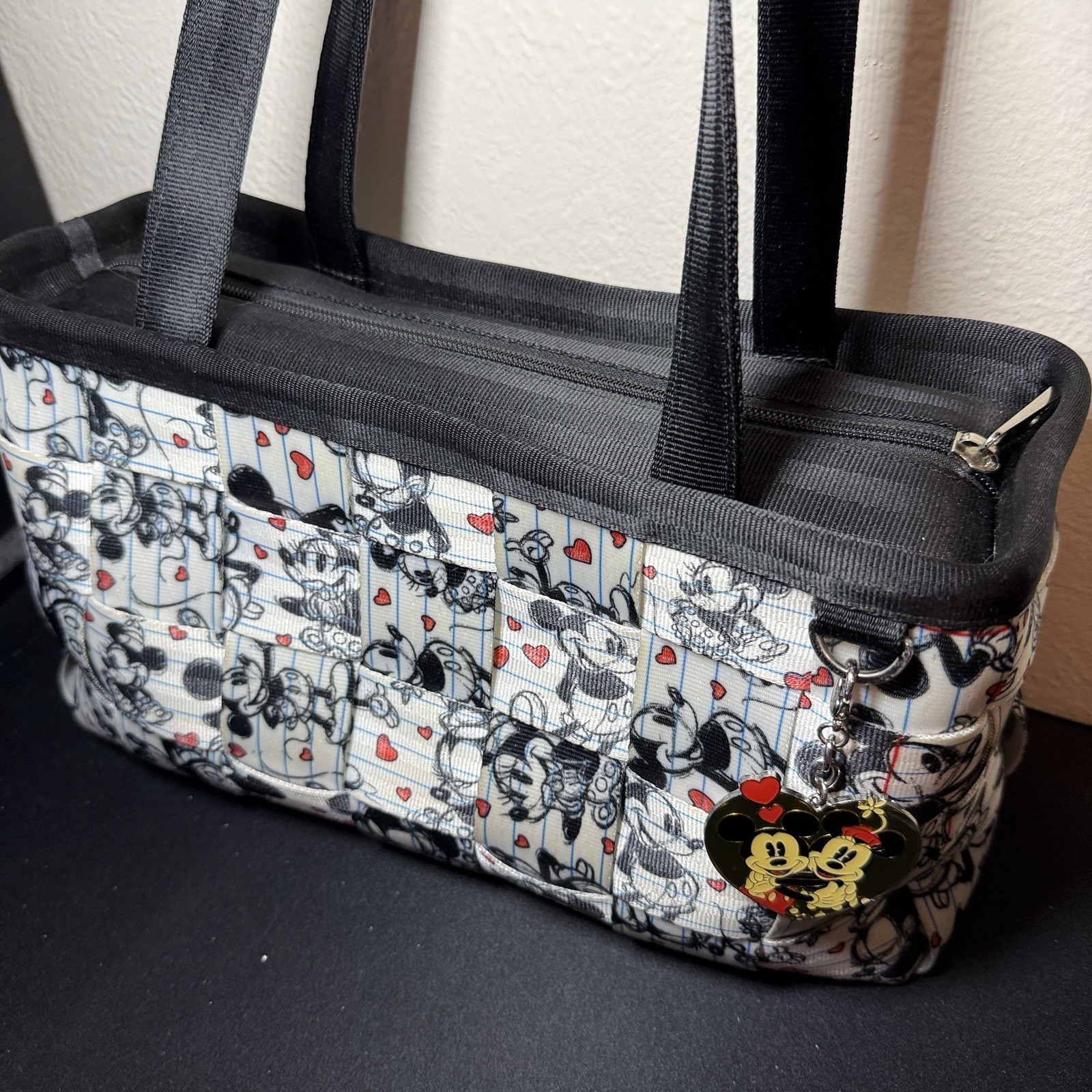 Harveys Disney Couture Minnie & Mickey Love Kiss Sketch Seatbelt Bag NWOT