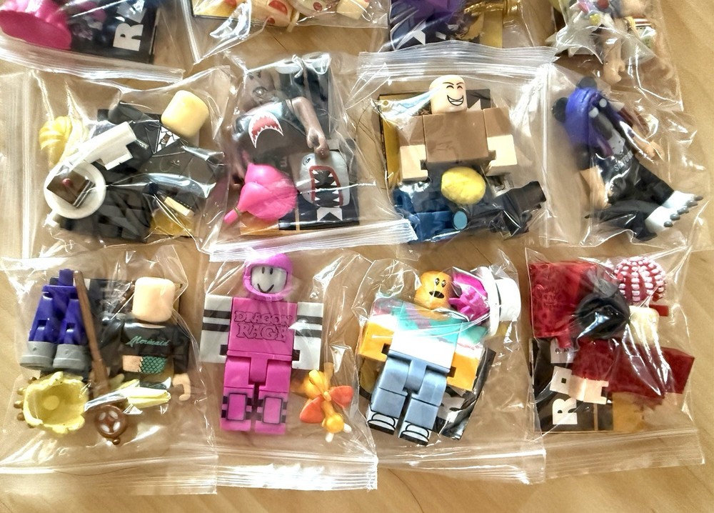 Roblox Celebrity Series 2 - 24 Collectable Figures - Complete SET - (No Codes)