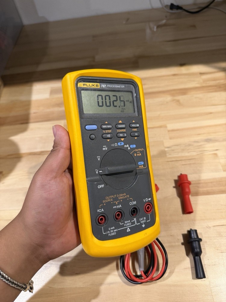 FLUKE 787 PROCESSMETER W/ LEADS & CLIPS - SHIPS FAST (TESTED)