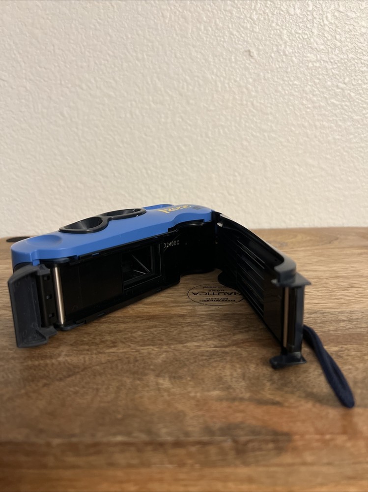 POLAROID I-ZONE BLUR INSTANT POCKET CAMERA (PRE-OWNED)