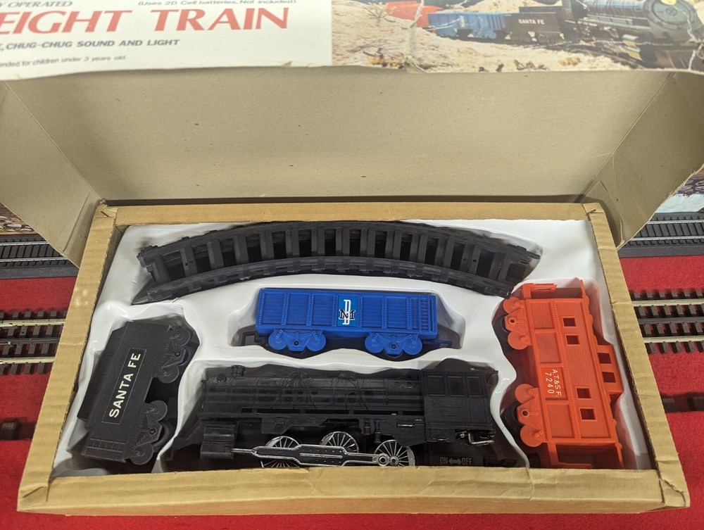 RT O BATTERY OPERATED ATSF FREIGHT TRAIN SET