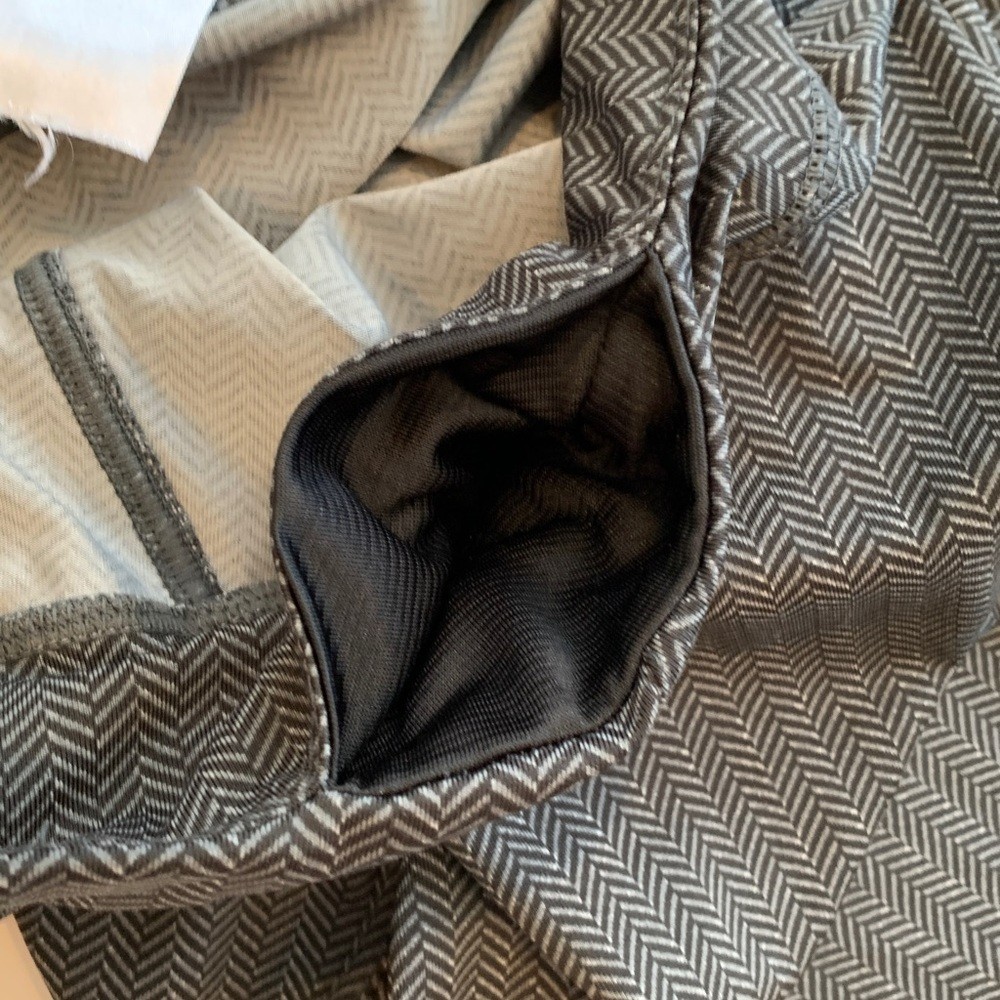 Women’s XL Extra Large Black and Gray Herringbone Print Cropped Leggings