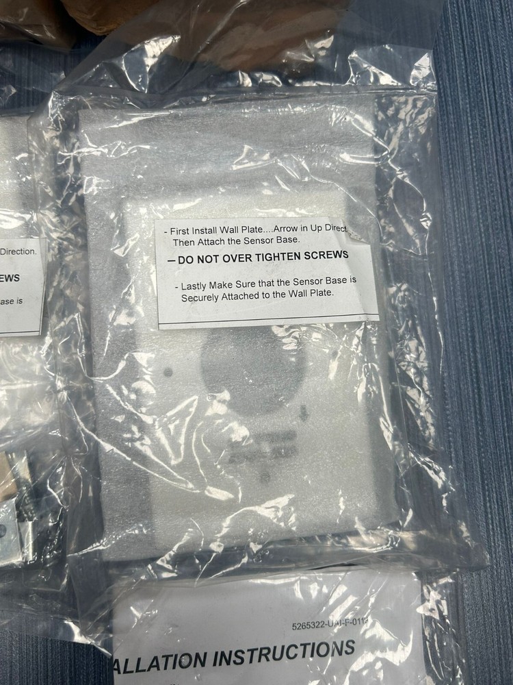 two Johnson Controls HE68N30N00WS Humidity Sensor Wall Mount G6412314