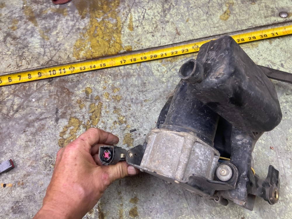 03-06 EXPEDITION SUSPENSION LEVELING PUMP