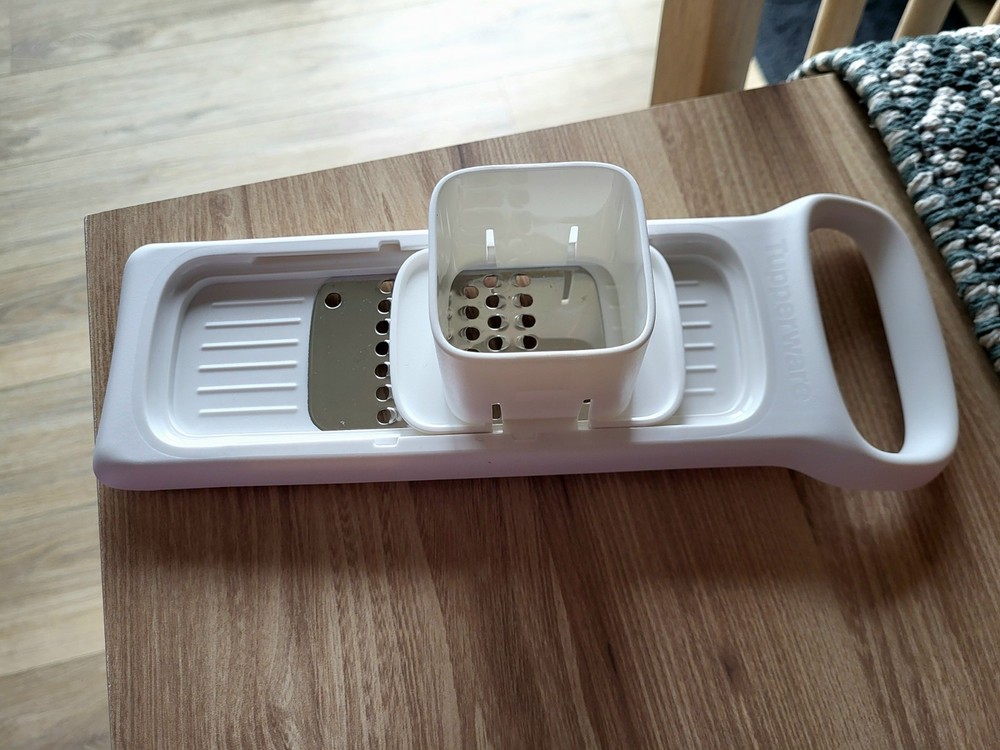 Tupperware Speedy Mando Handheld Grater/Slicer with Inner Box Mandolin