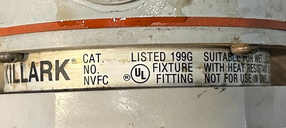 HUBBELL KILLARK CAT NO NVFC LIGHT W/ GLOBE & GUARD *NEW*