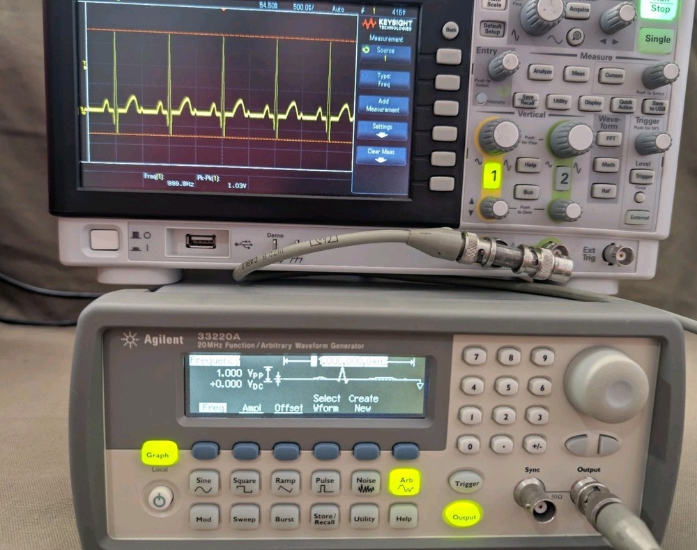 Agilent 33220A 20MHz Function/Arb Waveform Generator - Very Good Condition