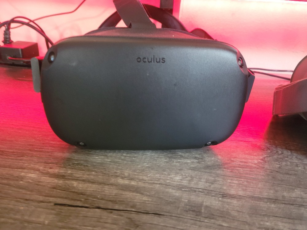 Meta Oculus Quest 64GB VR Headset - Black READ DESCRIPTION