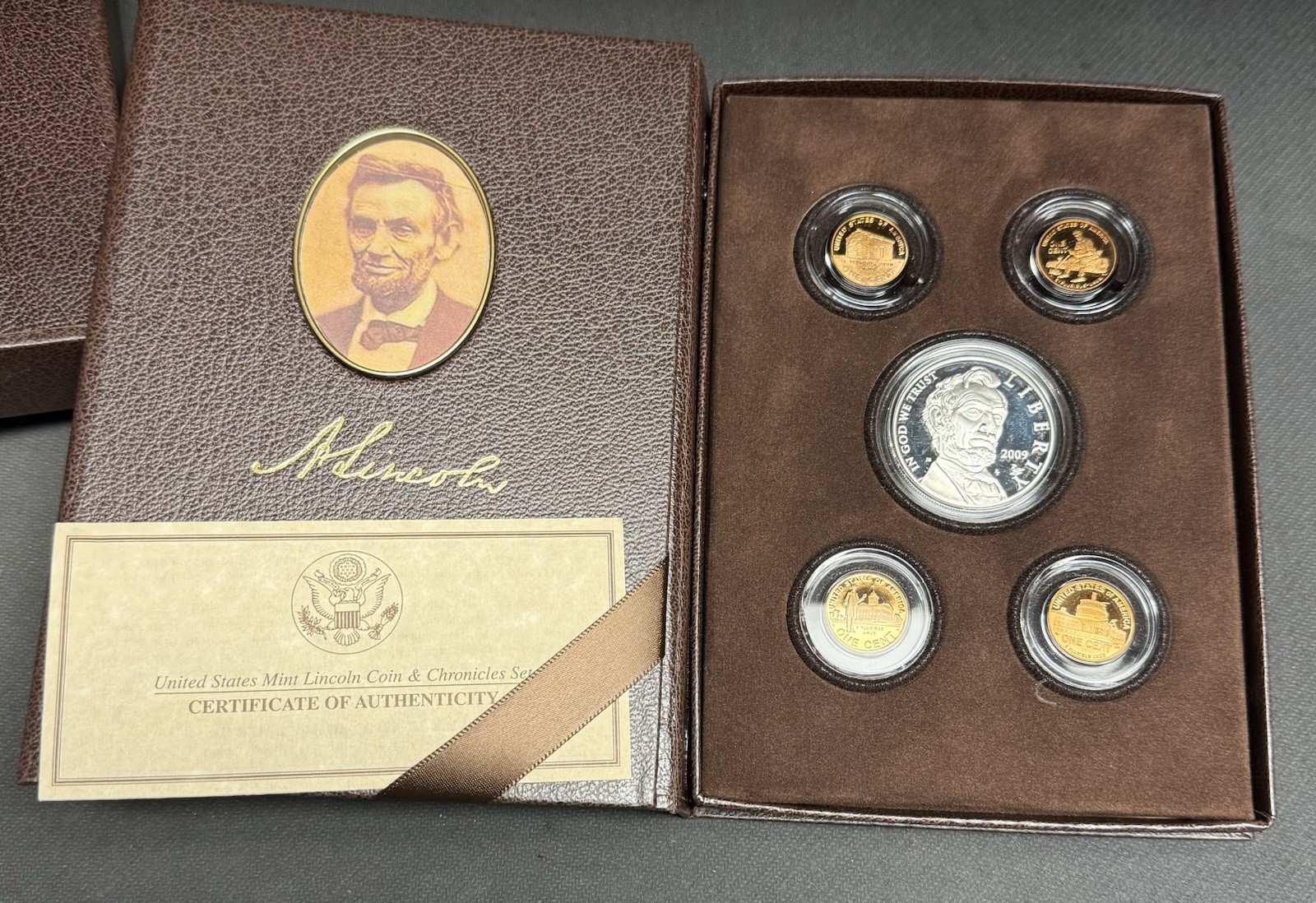 2009-P Lincoln Coin & Chronicles Set w/ Commemorative Silver Proof Dollar Cents