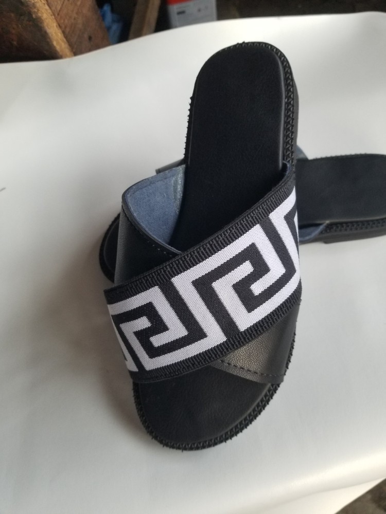 A crosss strap handmade leather sandals for men.