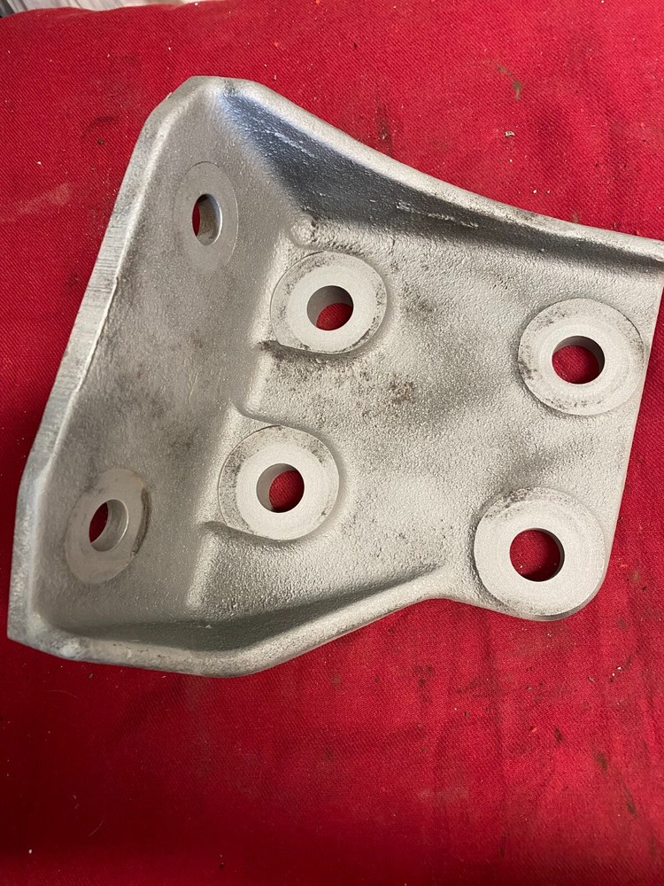 INTERNATIONAL BRACKET, RIGHT FRONT ENGINE MOUNT 1668262C2 NAVISTAR