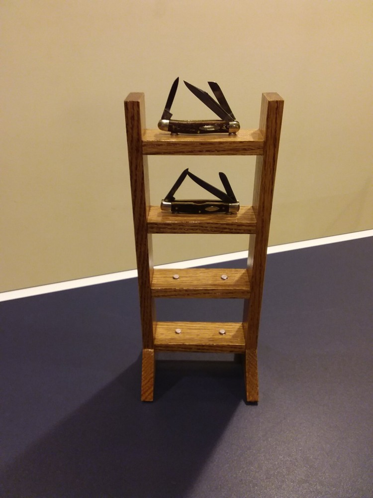 KNIFE DISPLAY STAND (RED OAK)
