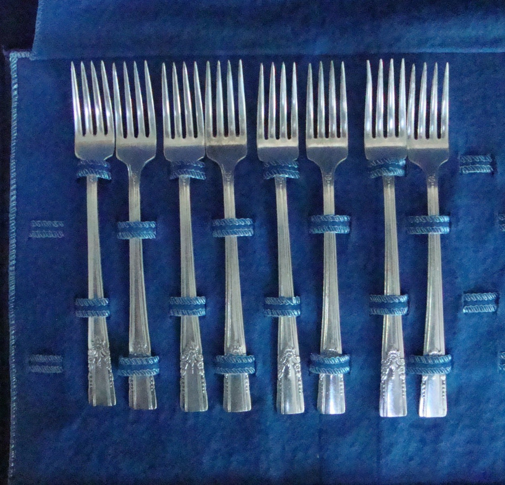 WM A Rogers Oneida Artistic Silverplate 16 Piece Dinner Knives Forks with Case