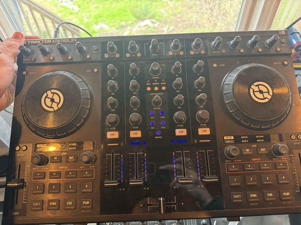 Native Instruments Traktor Kontrol S4 Mk1 DJ Controller With Odyssey Glide Case