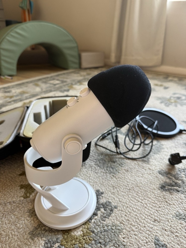 Blue Yeti White USB Microphone with Stand, Pop Filter, Carrying Case