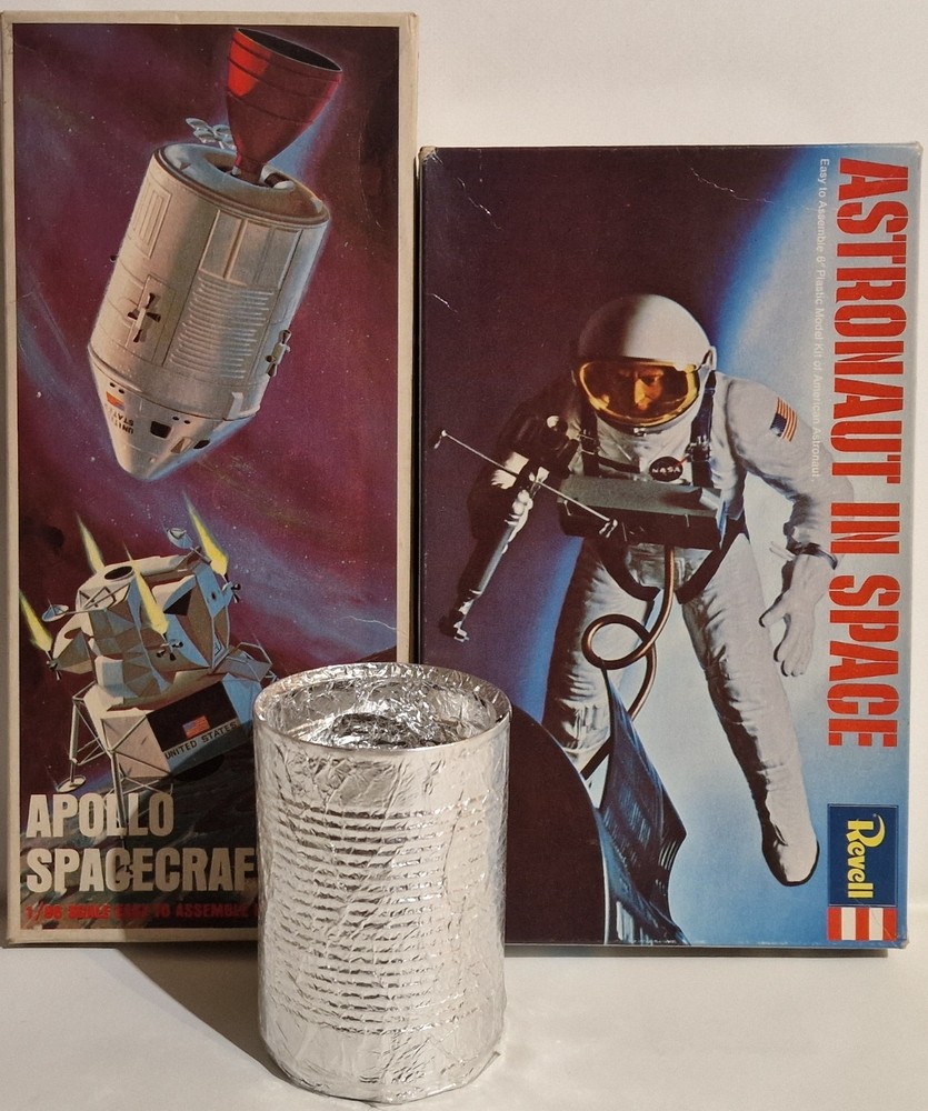 Astronaut in Space & Apollo Spacecraft model kits
