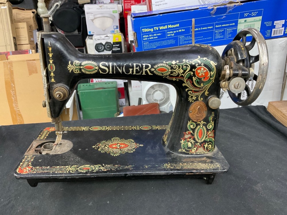 VINTAGE SINGER SEWING MACHINE